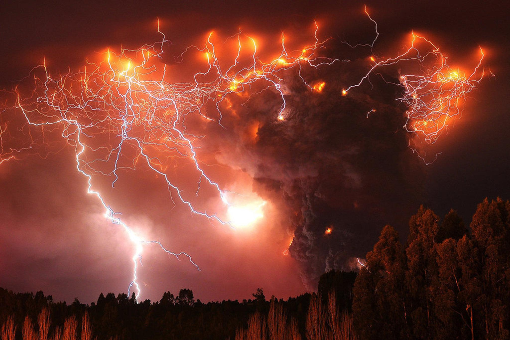 Eruption of the Calbuco volcano in Chile, April 22nd, 2015 (Understanding Volcanic Eruptions)