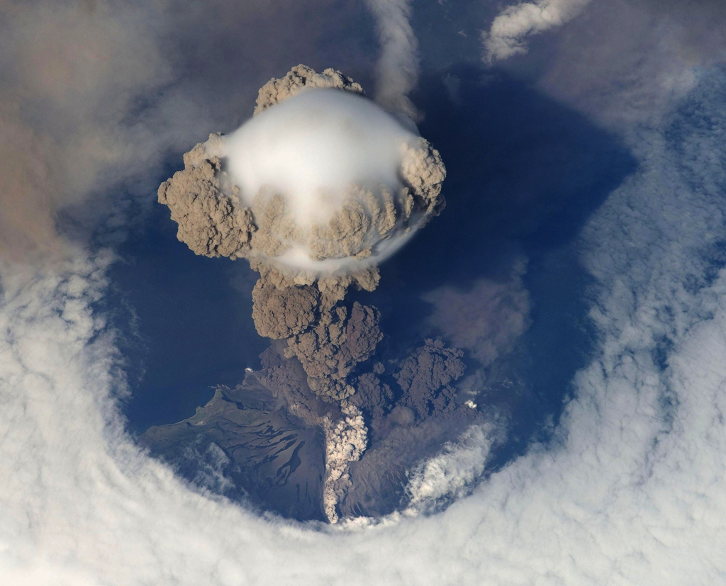 Explosive eruption due to a highly viscous magma mixture (Understanding Volcanic Eruptions)